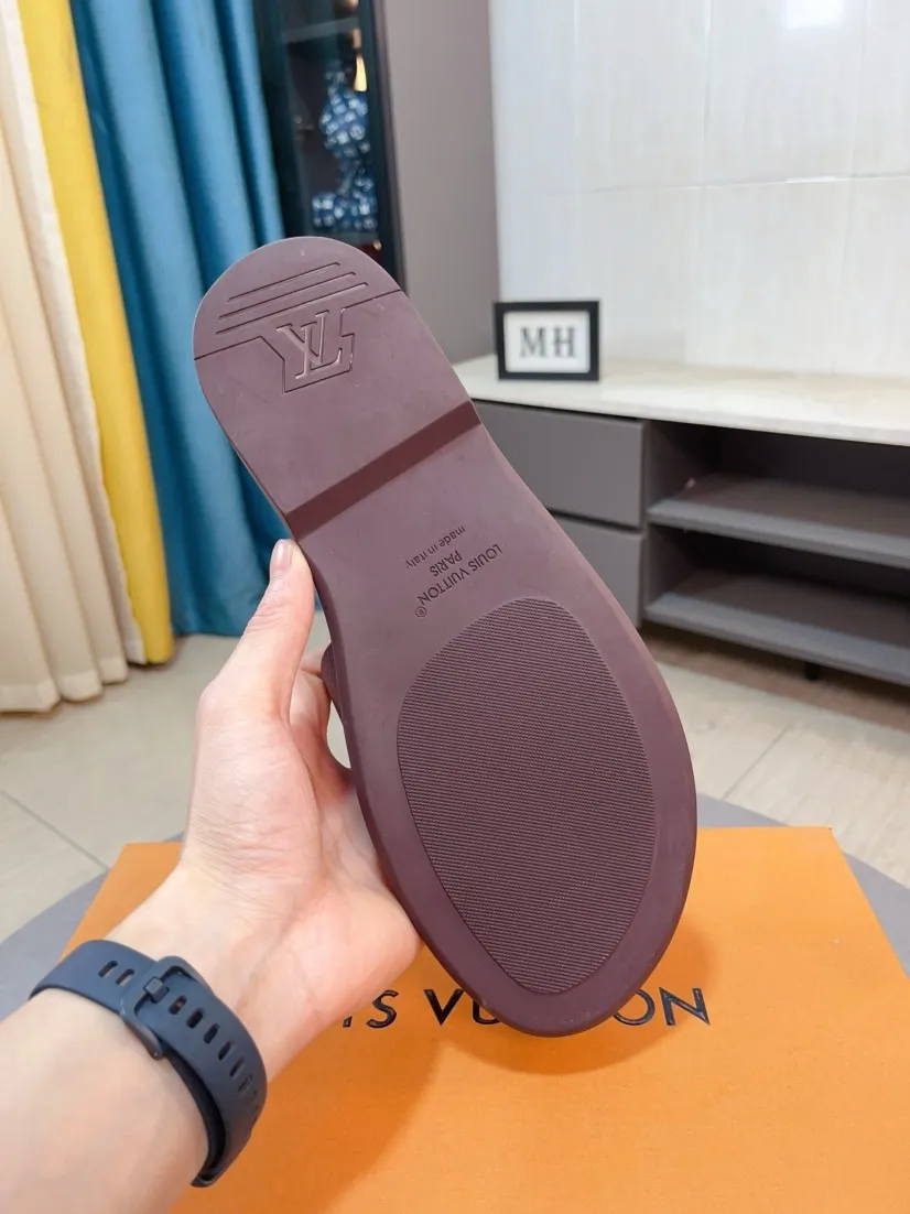Men's shoes 💰300🌸🌸LV Ordinary men's spring and summer slippers, uppers imported from Italy, cowhide fabric, logo graphics, high-quality craftsmanship, soles: original soles specially provided by the original factory, exclusive movable molded soles super comfortable, original factory single goods, 🔍🔍high quality, you can enter and exit the counter at will, welcome to compare, size 38-45